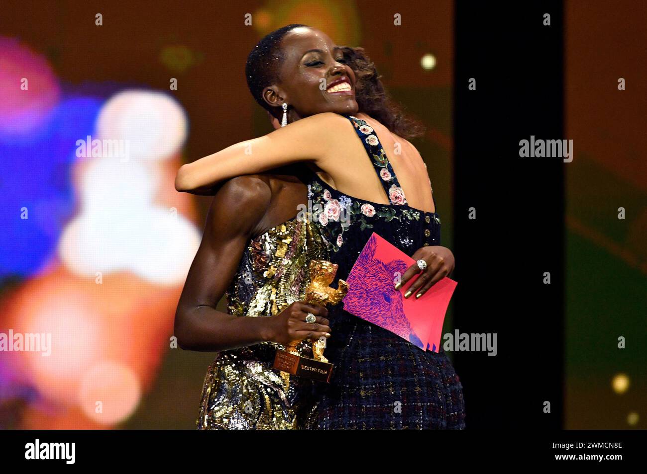 Lupita Nyong’o und Mati Diop BEI der Closure Ceremony mit Preisverleihung auf der Berlinale 2024 / 74. Internationale Filmfestspiele Berlin im Berlinale Palast. Berlin, 24.02.2024 Banque D'Images