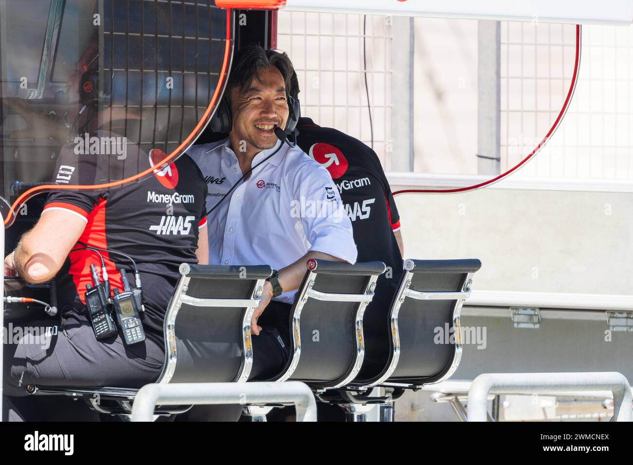 MANAMA, BAHREÏN, circuit international de Bahreïn, 21. Février 2024 : Ayao Komatsu, chef d'équipe de l'équipe Haas F1 lors des essais hivernaux de formule 1 Bahreïn Banque D'Images