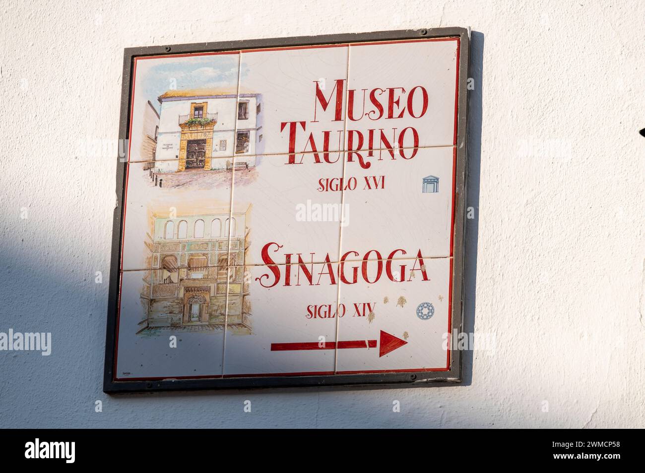 Un panneau de direction de rue murale fait avec des carreaux de céramique peints du Museo Taurino et Sinagoga (Synagogue) dans le vieux quartier juif de l'historique c Banque D'Images