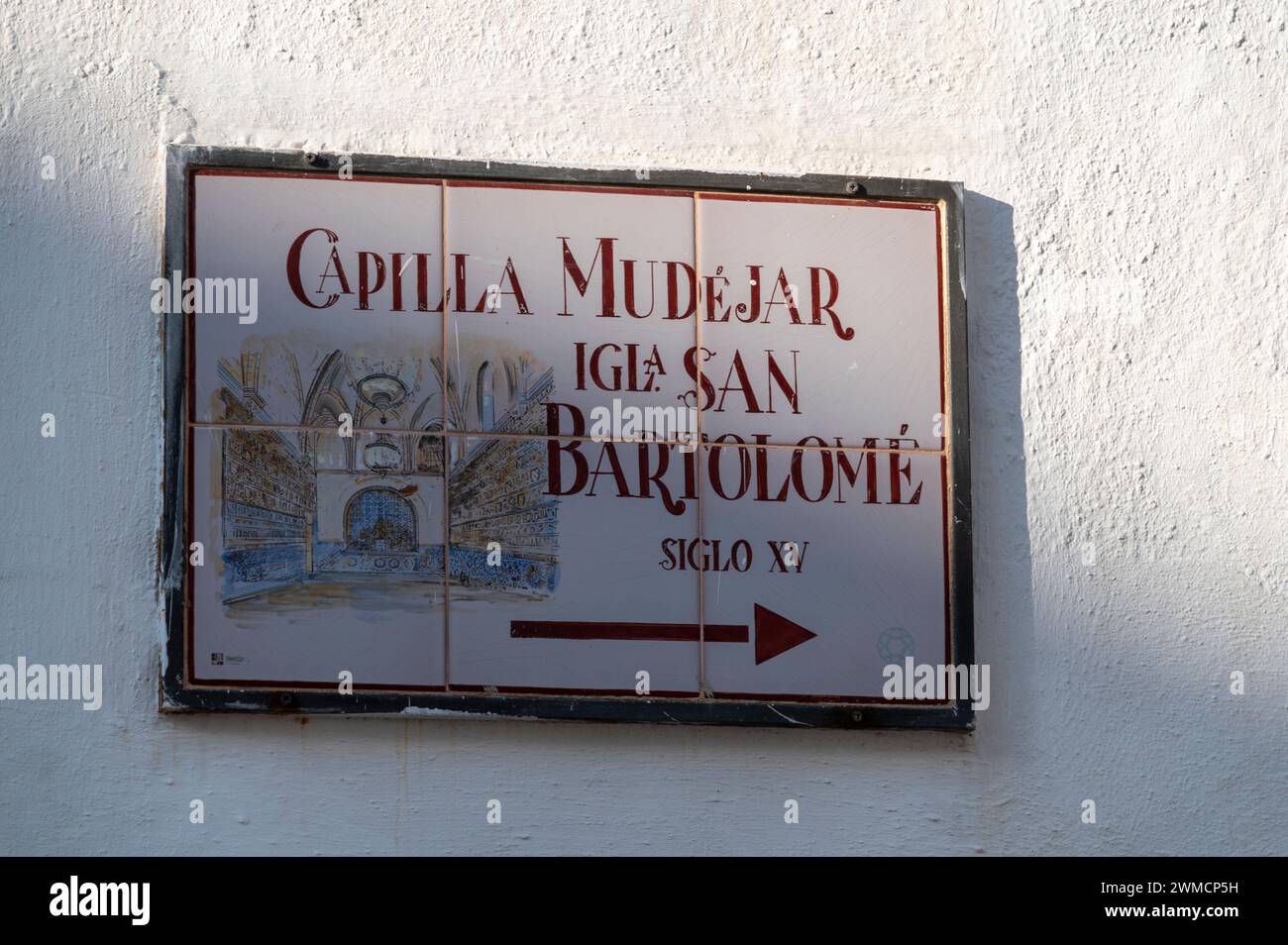 Un panneau de direction de rue murale fait avec des carreaux de céramique peints de la Capilla Mudejar Igla san Bartolome siglo (Chapelle de San Bartolome) dans le vieux Jewi Banque D'Images