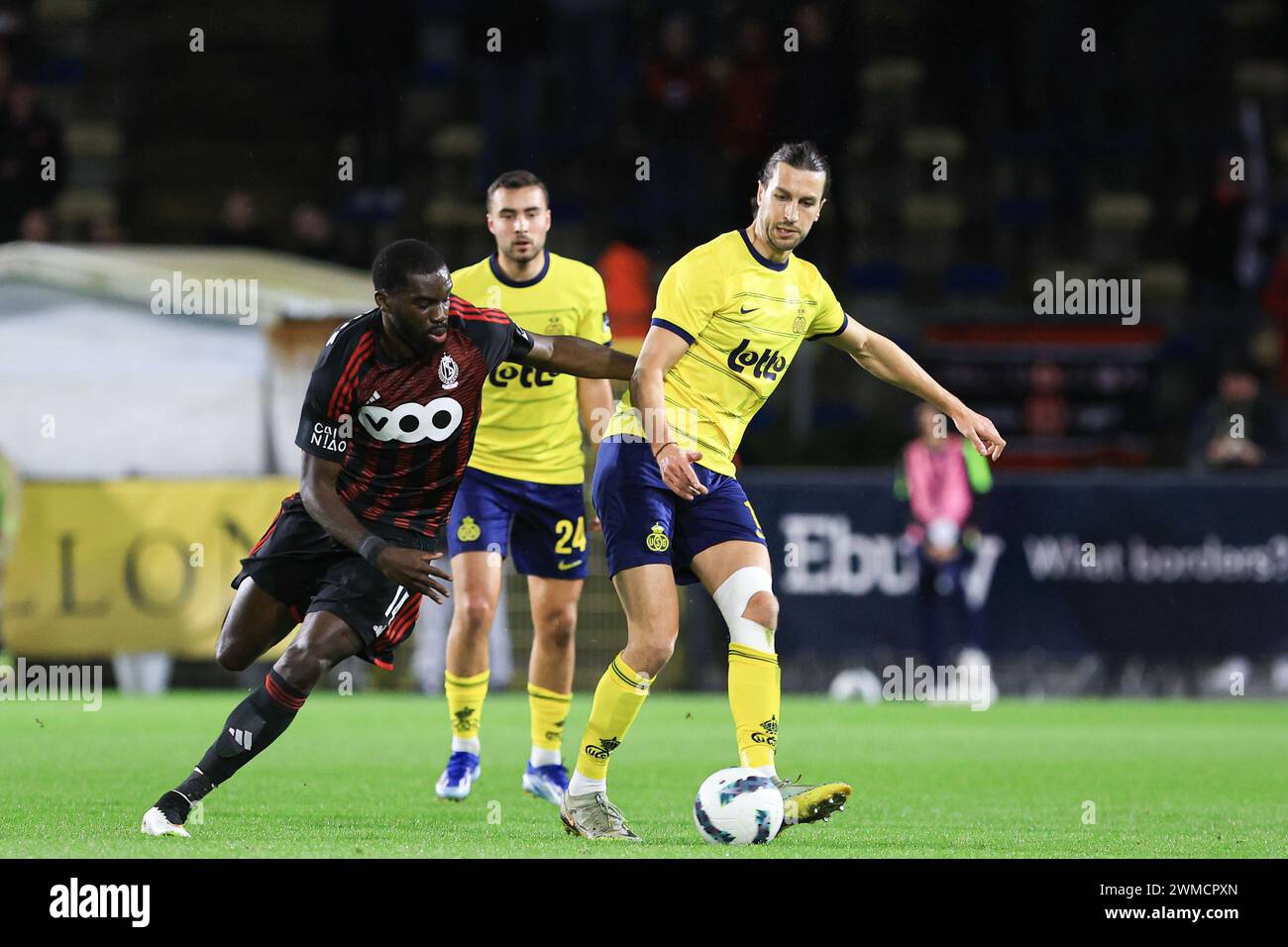 Bruxelles, Belgique. 24 février 2024. Christian Burgess de l'Union combat pour le ballon avec Wilfried Kanga de Standard lors de la Jupiler Pro League saison 2023 - 2024 jour de match 27 entre l'Union Saint-Gilloise et le Standard de Liège le 25 février 2024 à Bruxelles, Belgique. (Photo de Frank Abbeloos/Isosport/Content Curation/SIPA USA) crédit : SIPA US/Alamy Live News Banque D'Images