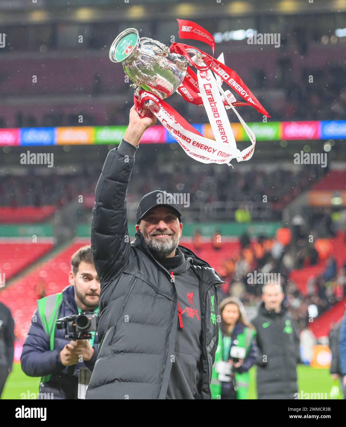 Londres, Royaume-Uni. 25 février 2024 - Chelsea v Liverpool - finale de la Coupe Carabao - stade de Wembley. Jurgen Klopp fête avec la Coupe Carabao. Crédit photo : Mark pain / Alamy Live News Banque D'Images