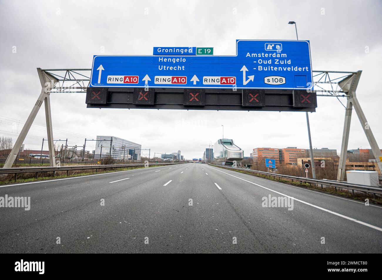 Amsterdam, pays-Bas. 24 février 2024. L'A10 de de Nieuwe Junction et Amsterdam-Oud Zuid, a été fermée en raison du blocus de l'activiste extinction Rebellion. Extinction Rebellion, a mis en place un blocus sur l'autoroute A10 à Amsterdam ; quinze minutes après que les premiers manifestants ont marché sur l'autoroute, la police a commencé à procéder à des arrestations. Au total, 326 arrestations ont eu lieu et 31 sont restées en détention. Les 295 autres ont été transportés en bus à Amsterdam Noord et ils ont été libérés. Juste avant l'intervention de la police, l'activiste a été averti que des matraques et du spray au poivre seraient utilisés, bien que ce d Banque D'Images