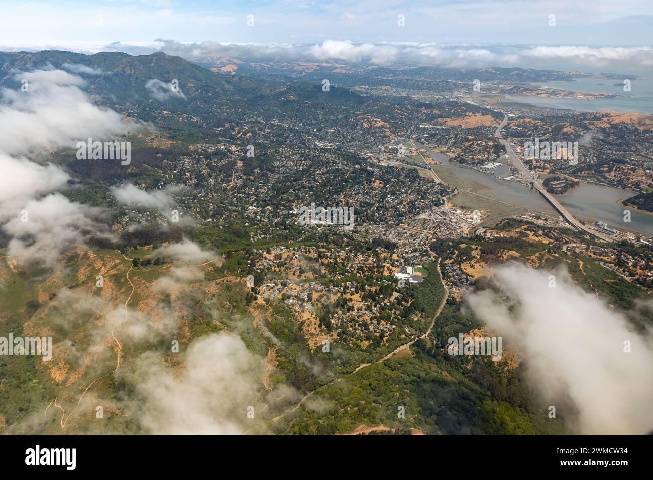 Vue aérienne des villes de Sausalito et de Mill Valley avec des nuages qui passent Banque D'Images