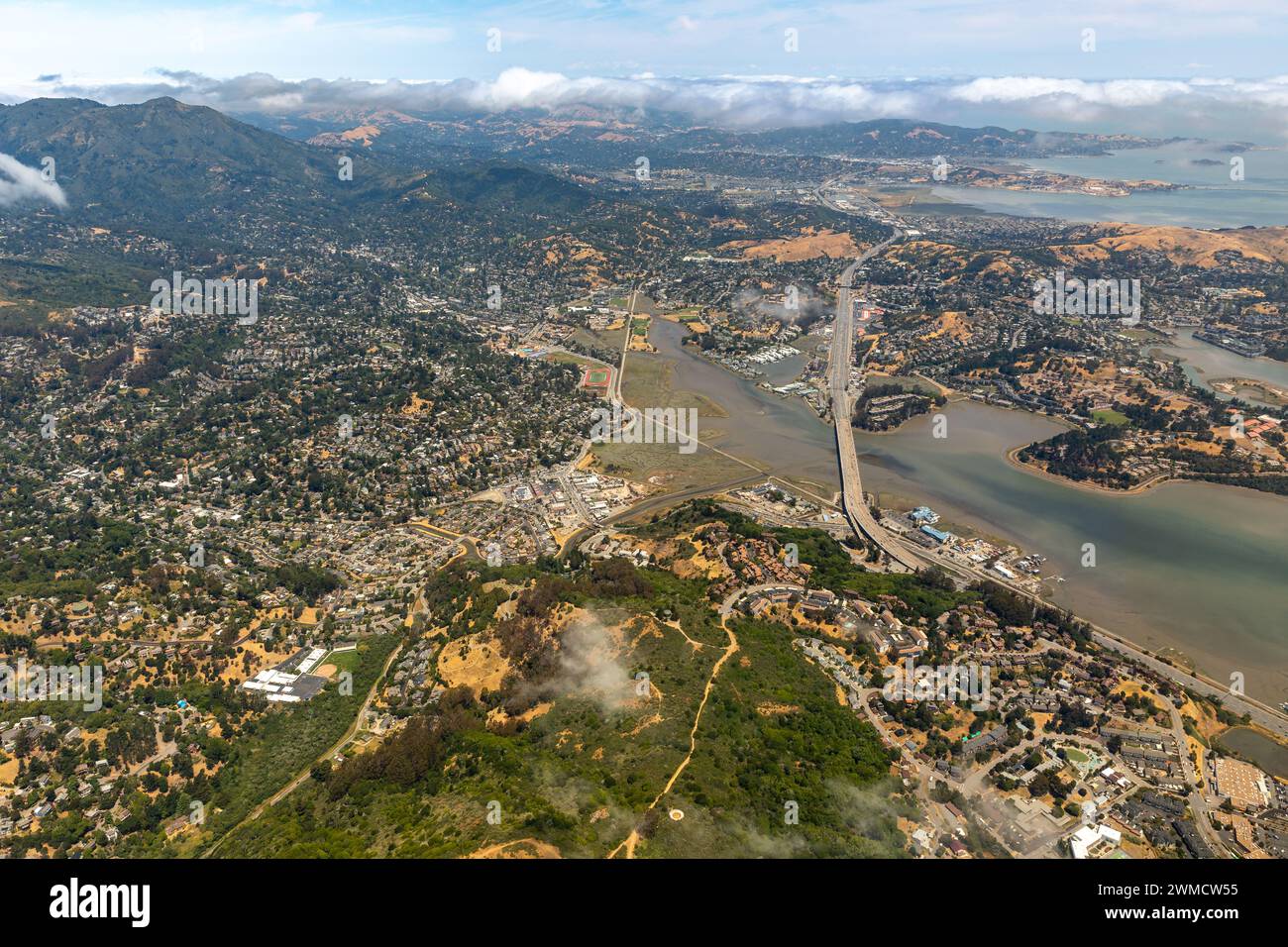 Vue aérienne des villes de Sausalito et de Mill Valley avec des nuages qui passent Banque D'Images