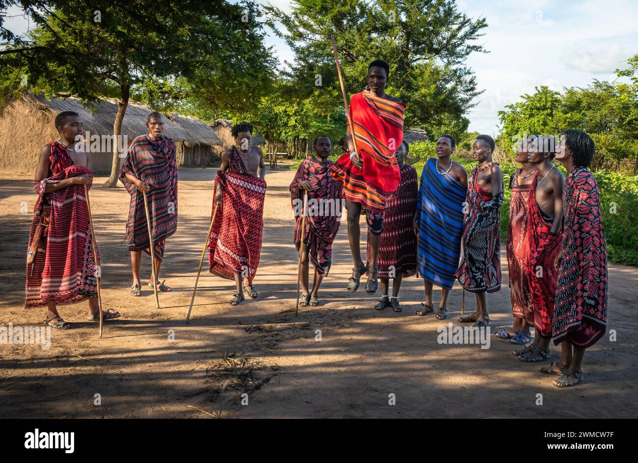 Un groupe de guerriers Massaï chantent et exécutent la danse traditionnelle du saut dans leur village de Mikumi, en Tanzanie Banque D'Images