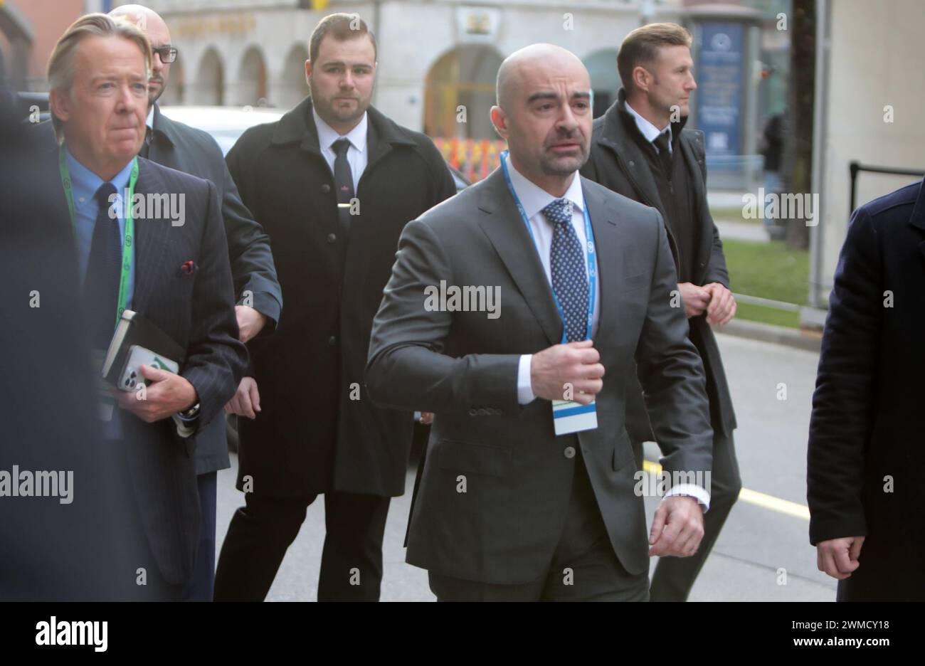 Der irakische Politiker Bafel Talabani führt die Partei Patriotische Union Kurdistans PUK, eine kurdische Partei im Irak, an. Er ist Teilnehmer der Münchner Sicherheitskonferenz MSC 2024. Der irakische Politiker Bafel Talabani vorne führt die Partei Patriotische Union Kurdistans PUK, eine kurdische Partei im Irak, an. Er ist Teilnehmer der Münchner Sicherheitskonferenz MSC 2024. München Bayern Deutschland *** homme politique irakien Bafel Talabani dirige l'Union patriotique du Kurdistan UPK, un parti kurde en Irak il participe à la Conférence de Munich sur la sécurité MSC 2024 homme politique irakien B Banque D'Images