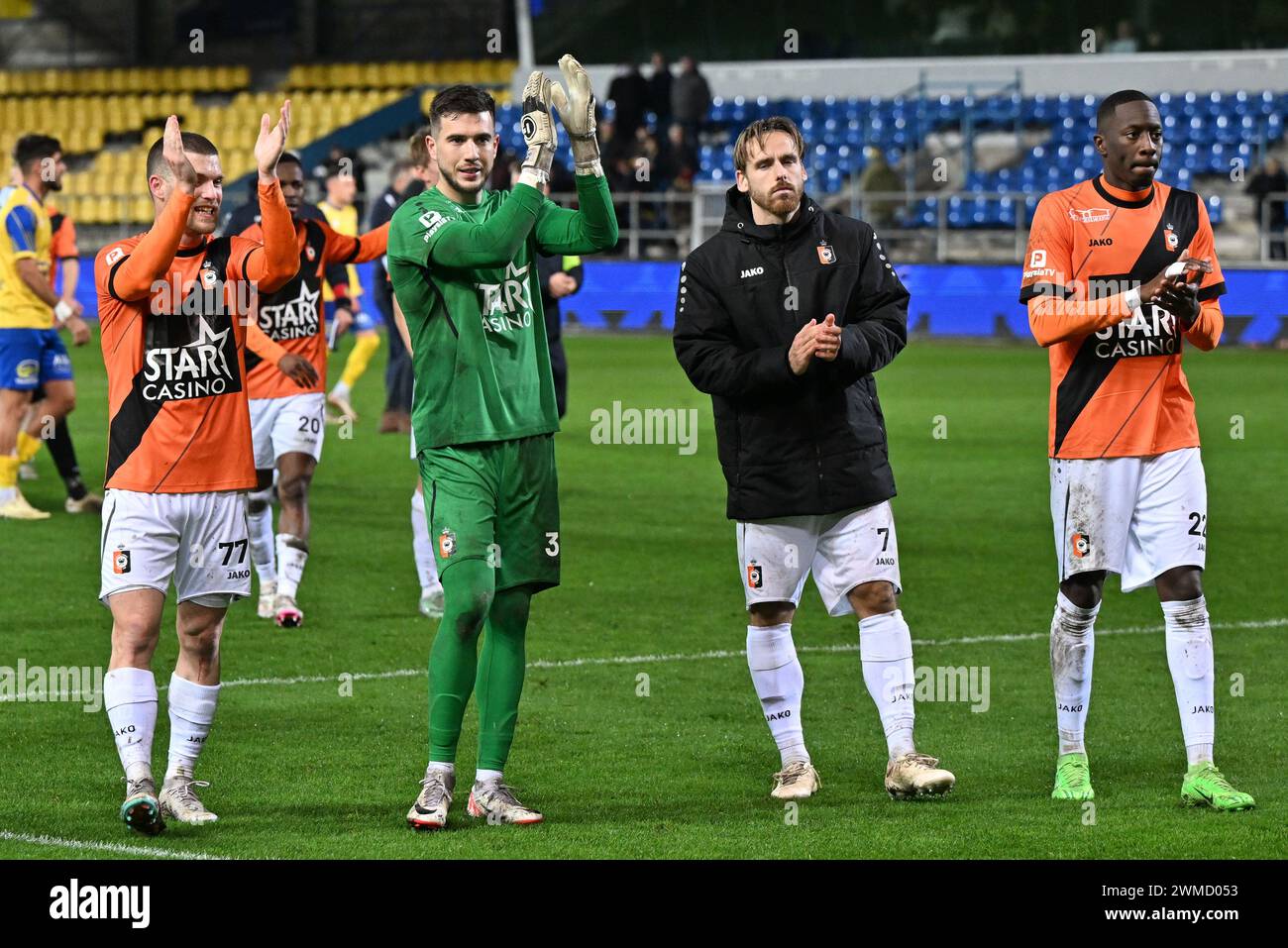 Joueurs de Deinze avec Gonzalo Almenara (77) de Deinze, gardien de but Ignacio Nacho Miras (31) de Deinze, Alessio Staelens (7 ans) de Deinze et Souleymane Anne (22 ans) de Deinze remerciant les supporters et supporters de Deinze après un match de football entre le KV RS Waasland SK Beveren et le KMSK Deinze lors de la 23e journée de la saison Challenger Pro League 2023-2024 , le vendredi 23 février 2024 à Beveren-Waas , Belgique . PHOTO SPORTPIX | David Catry Banque D'Images