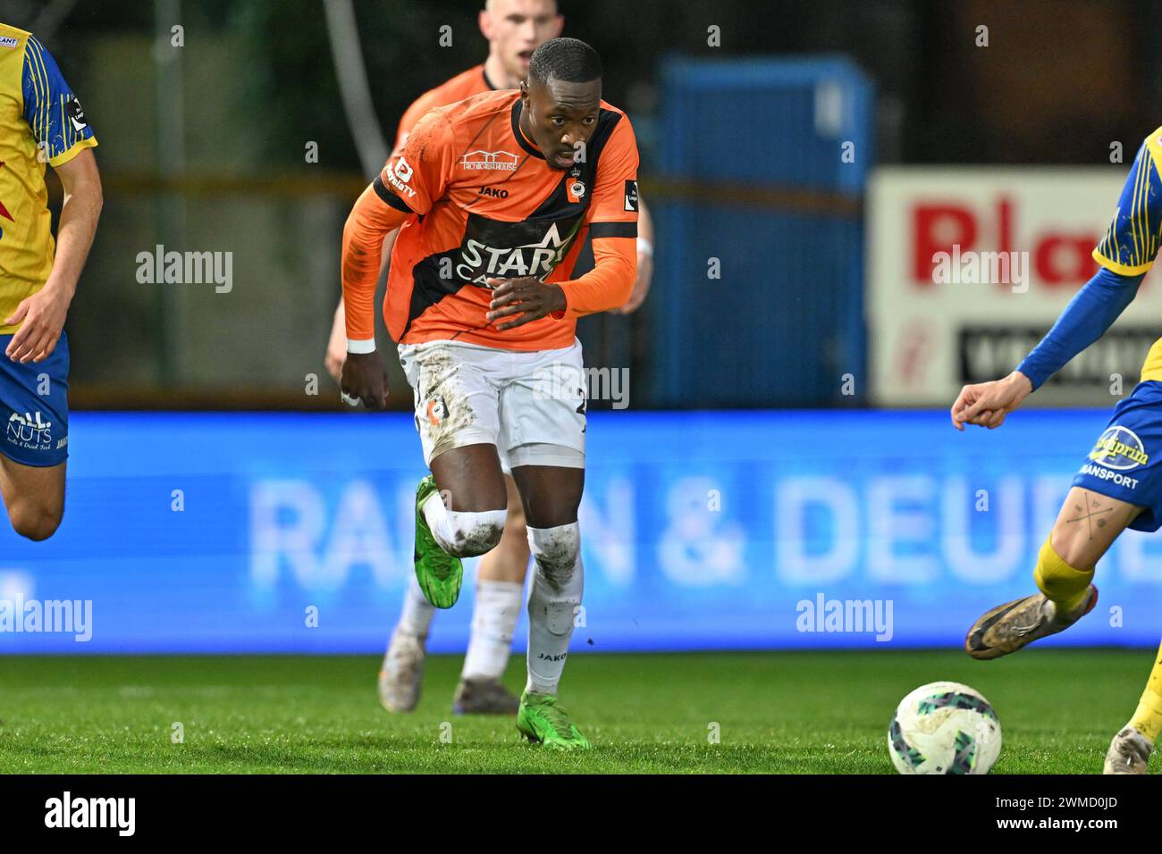 Souleymane Anne (22 ans) de Deinze photographié lors d'un match de football entre le KV RS Waasland SK Beveren et le KMSK Deinze lors de la 23ème journée de la saison Challenger Pro League 2023-2024 , le vendredi 23 février 2024 à Beveren-Waas , Belgique . PHOTO SPORTPIX | David Catry Banque D'Images