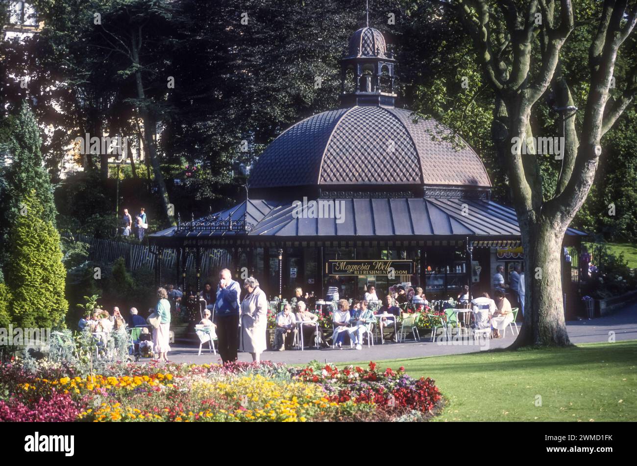 Photographie d'archive de 1987 de la salle de rafraîchissement Magnesia Well dans Valley Gardens, Harrogate. Banque D'Images