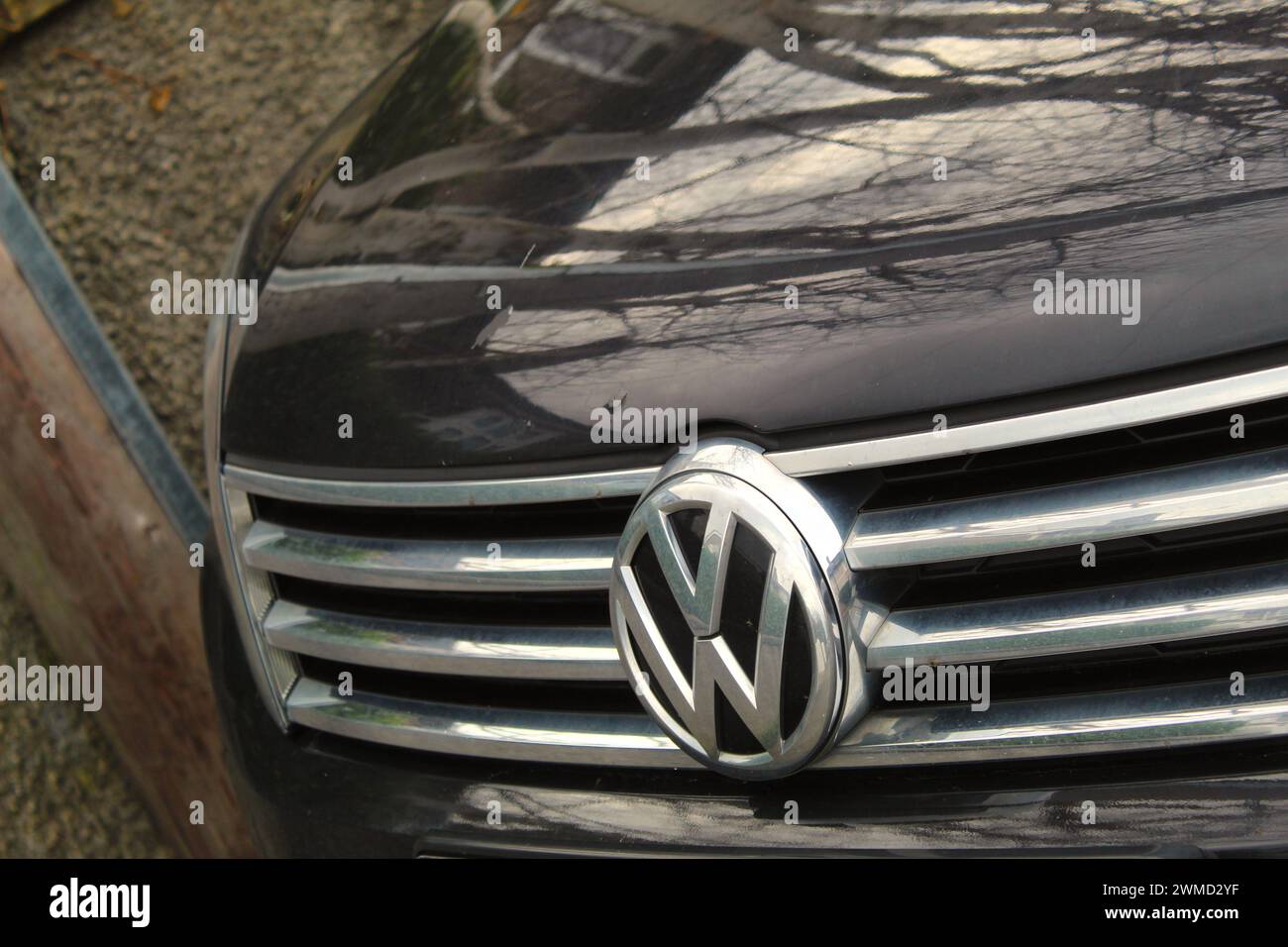 Dublin, Irlande - 24 février 2024 : une photo rapprochée de l'emblème du logo Volkswagen à l'avant d'une voiture. Banque D'Images