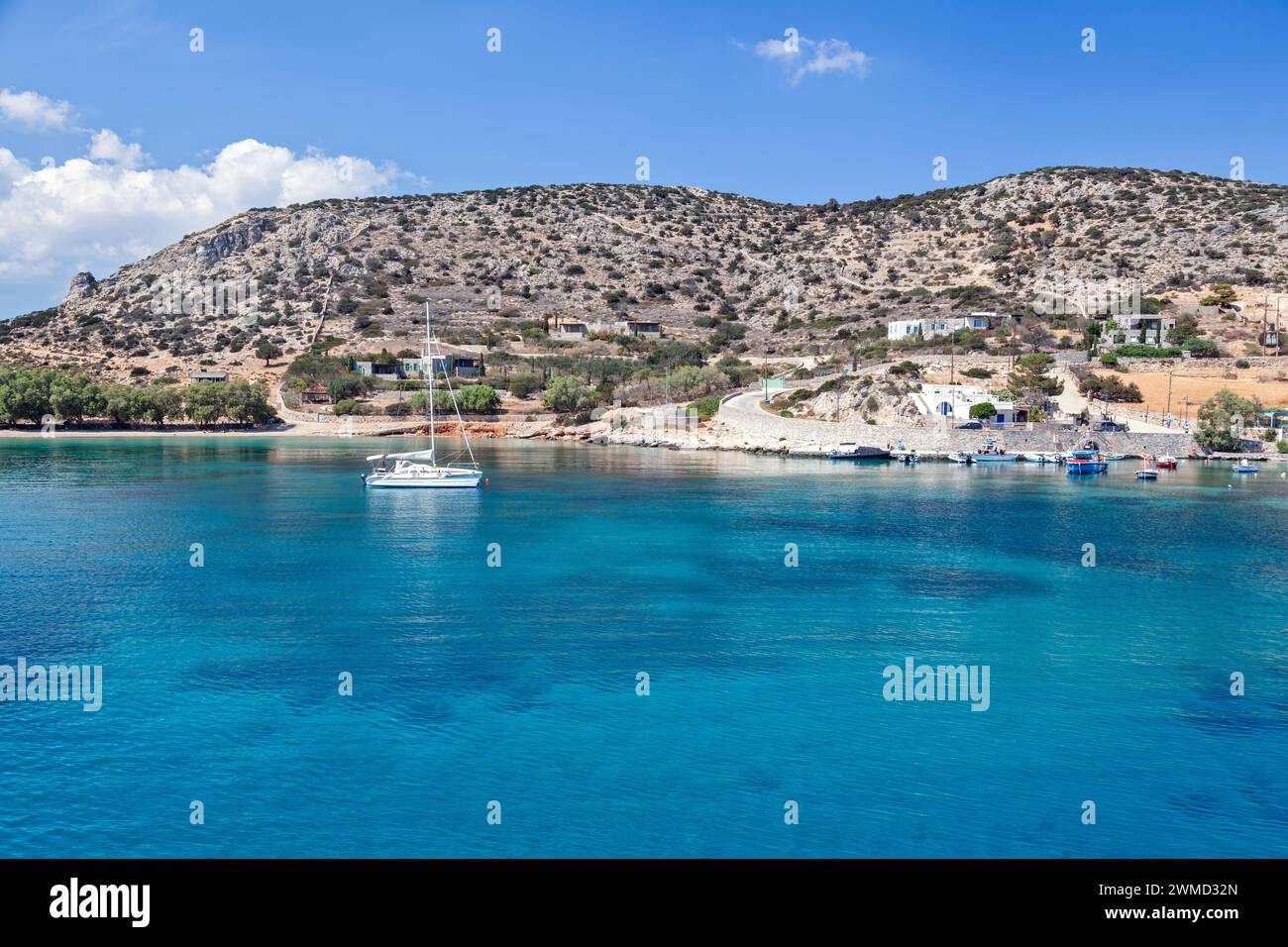 Côte étonnante avec une eau turquoise claire sur l'île de Schinoussa, Grèce, l'une des îles des petites Cyclades, dans les Cyclades, Grèce, Europe. Banque D'Images