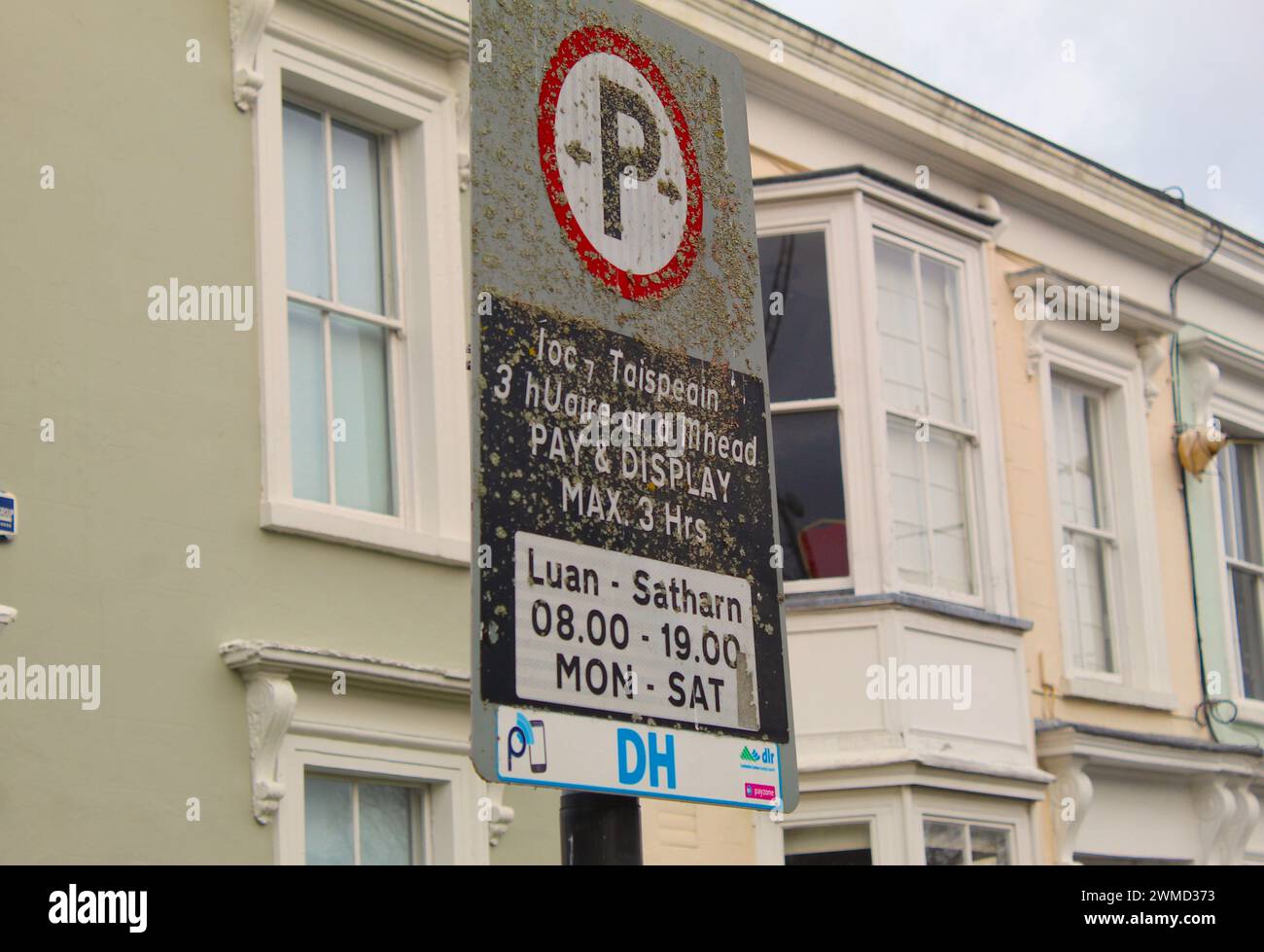 Photo d'un panneau de parcmètre à Dublin affichant les horaires et les détails du stationnement. Banque D'Images