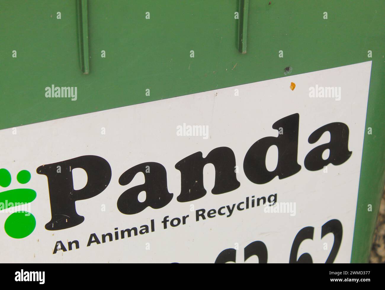 Dublin, Irlande - 24 février 2024 : une photo le logo de gestion des déchets Panda sur le devant d'un bac de recyclage vert. Banque D'Images