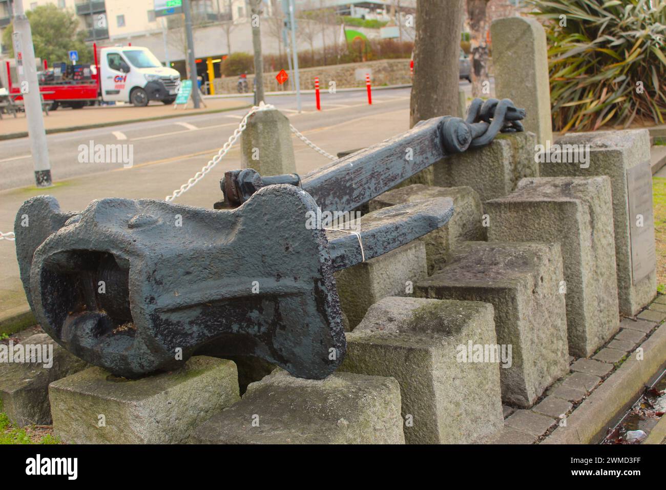 Dublin, Irlande - 24 février 2024 : une photo rapprochée d'une ancre ancienne, noire et rouillée de la première guerre mondiale sur quelques marches de pierre. Banque D'Images