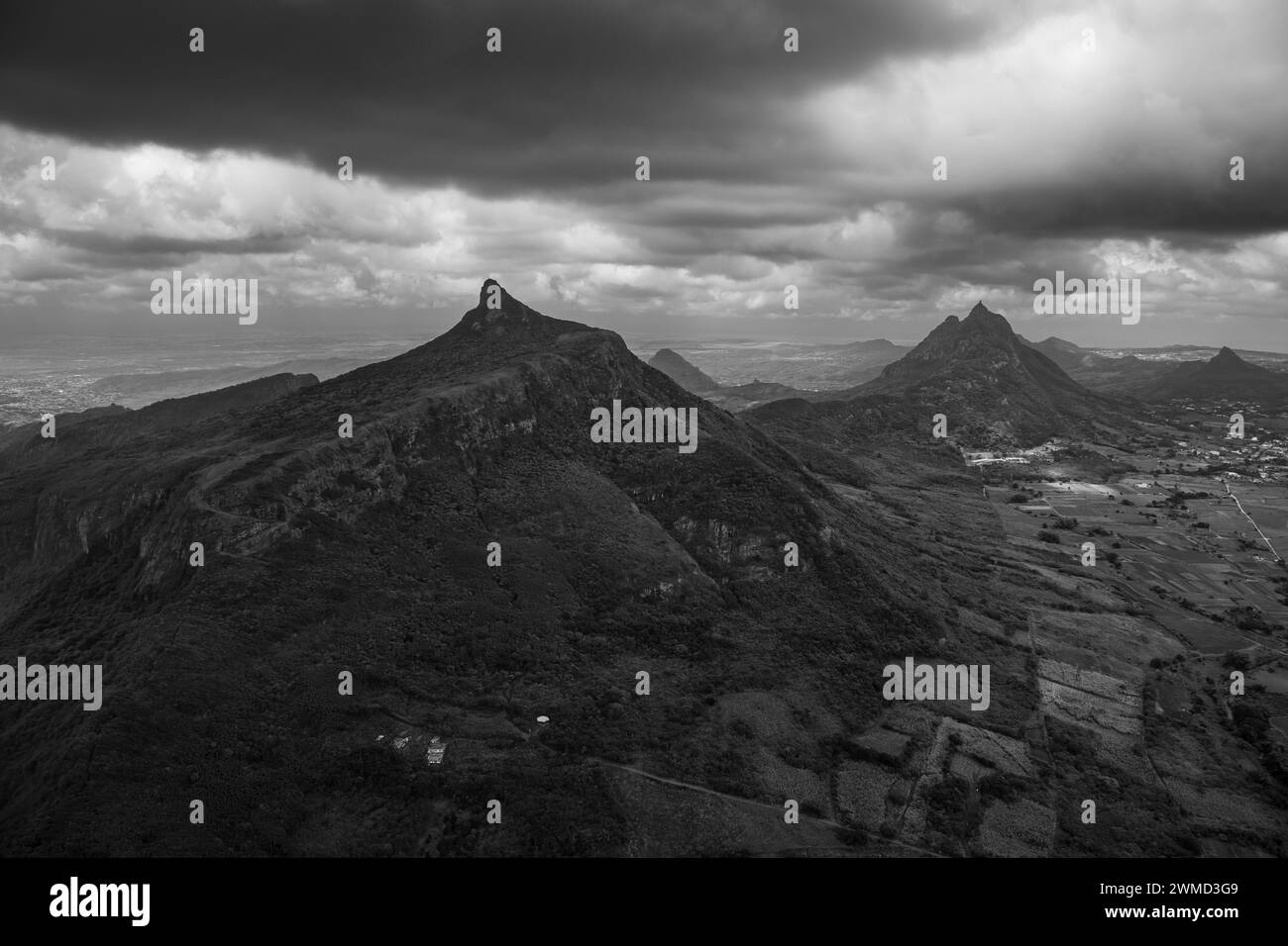 Ile Maurice Aerial le pouce Mountain Peak dans la chaîne de Moka avec nuages de tempête paysage noir et blanc Banque D'Images