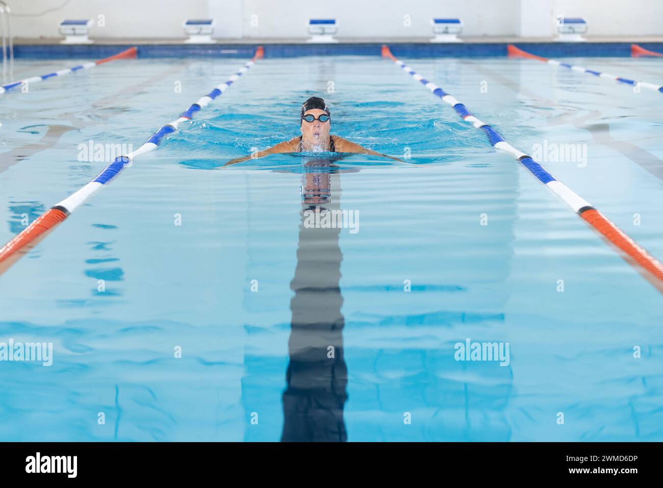 Athlète nageuse caucasienne nageant dans une piscine, avec espace de copie Banque D'Images