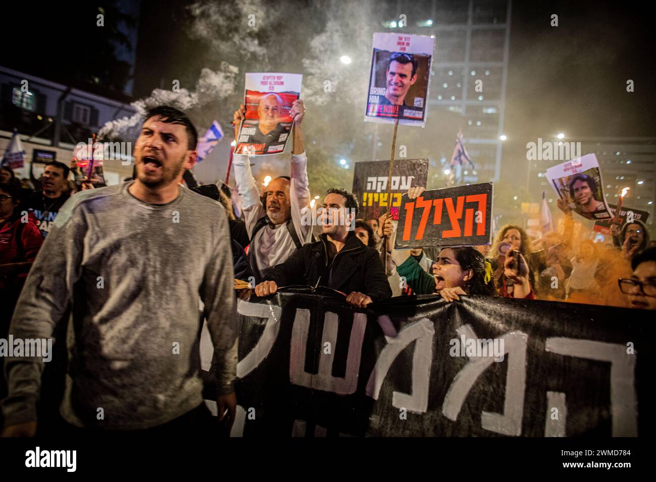 Des manifestants israéliens scandent des slogans tout en tenant une banderole pendant la manifestation. Environ 50 manifestants se sont rassemblés pour soutenir le premier ministre Netanyahu alors que des milliers d’Israéliens manifestaient samedi à tel Aviv contre le premier ministre israélien Benjamin Netanyahu et son gouvernement, appelant le gouvernement à conclure un accord d’échange d’otages détenus par le Hamas et Israël. Banque D'Images