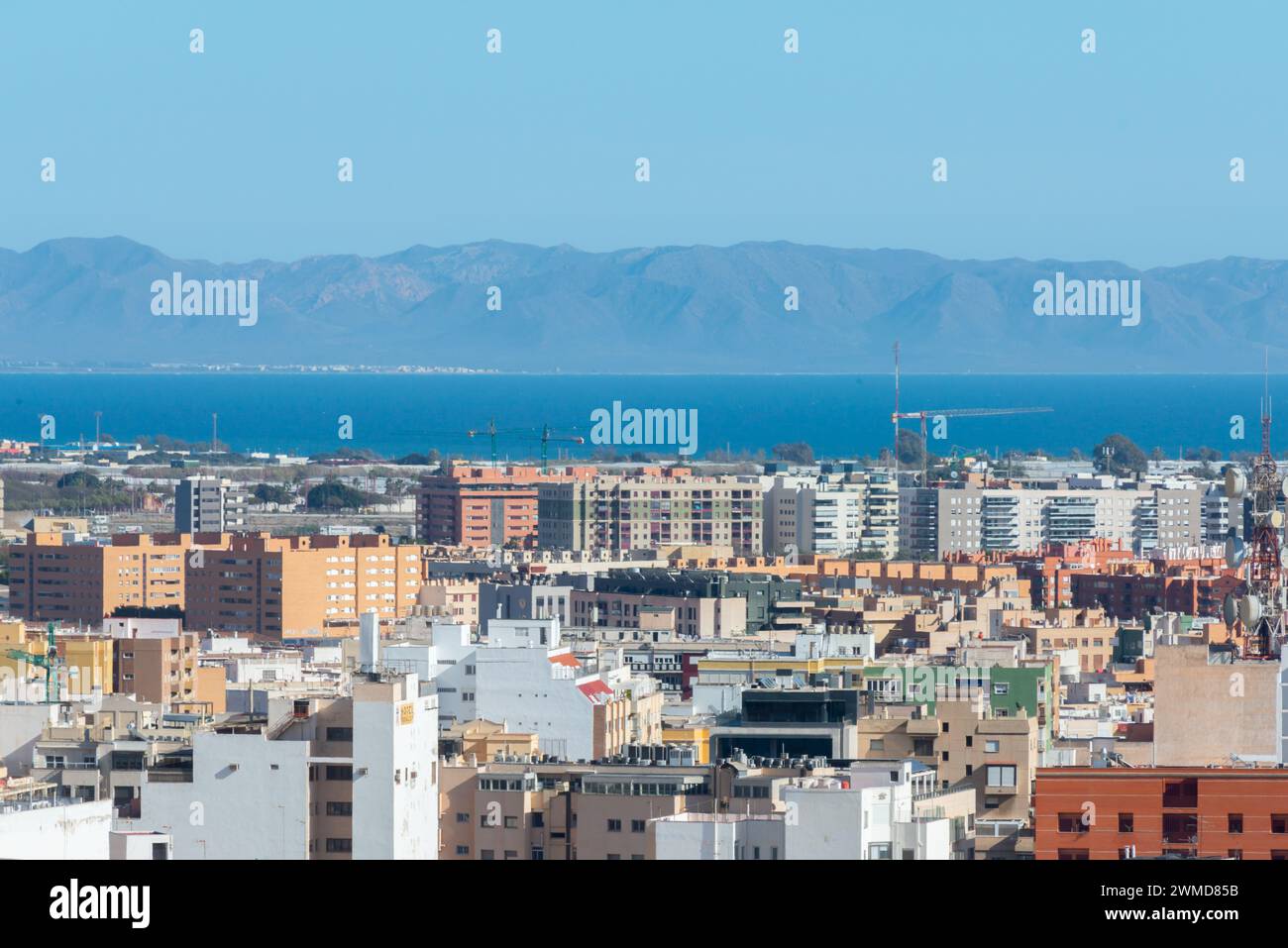 ALMERIA, ESPAGNE - 23 FÉVRIER 2024 Panorama de la ville espagnole d'Almeria dans la communauté autonome d'Andalousie vu de la célèbre colline Cerro de Banque D'Images