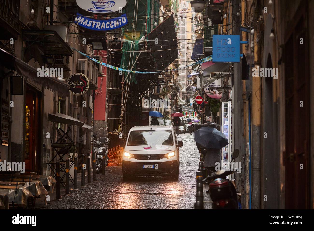 Rue étroite dans la vieille ville Naples, Italie. Banque D'Images