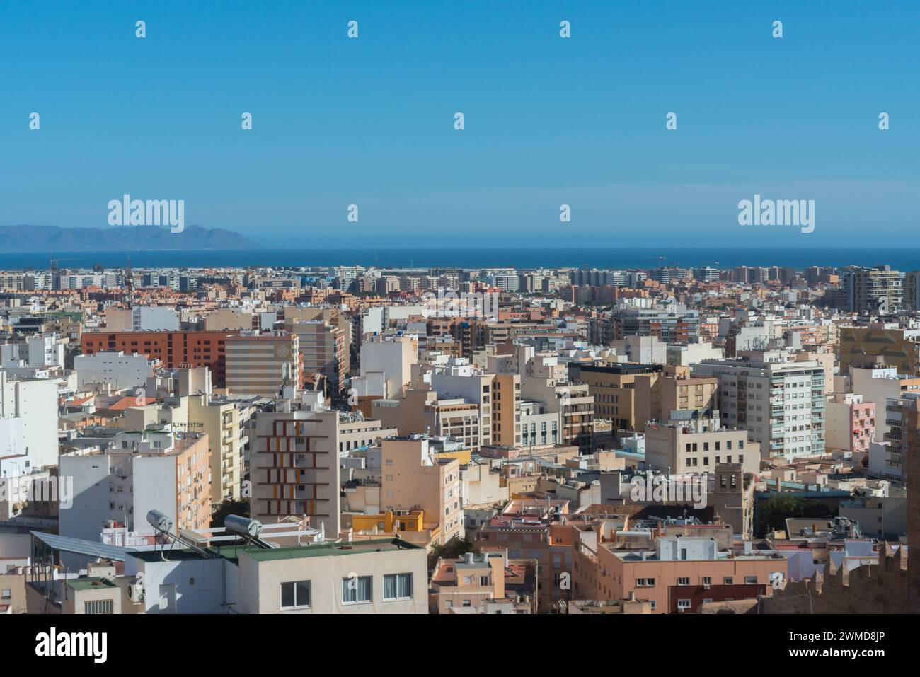 ALMERIA, ESPAGNE - 23 FÉVRIER 2024 Panorama de la ville espagnole d'Almeria dans la communauté autonome d'Andalousie vu de la célèbre colline Cerro de Banque D'Images