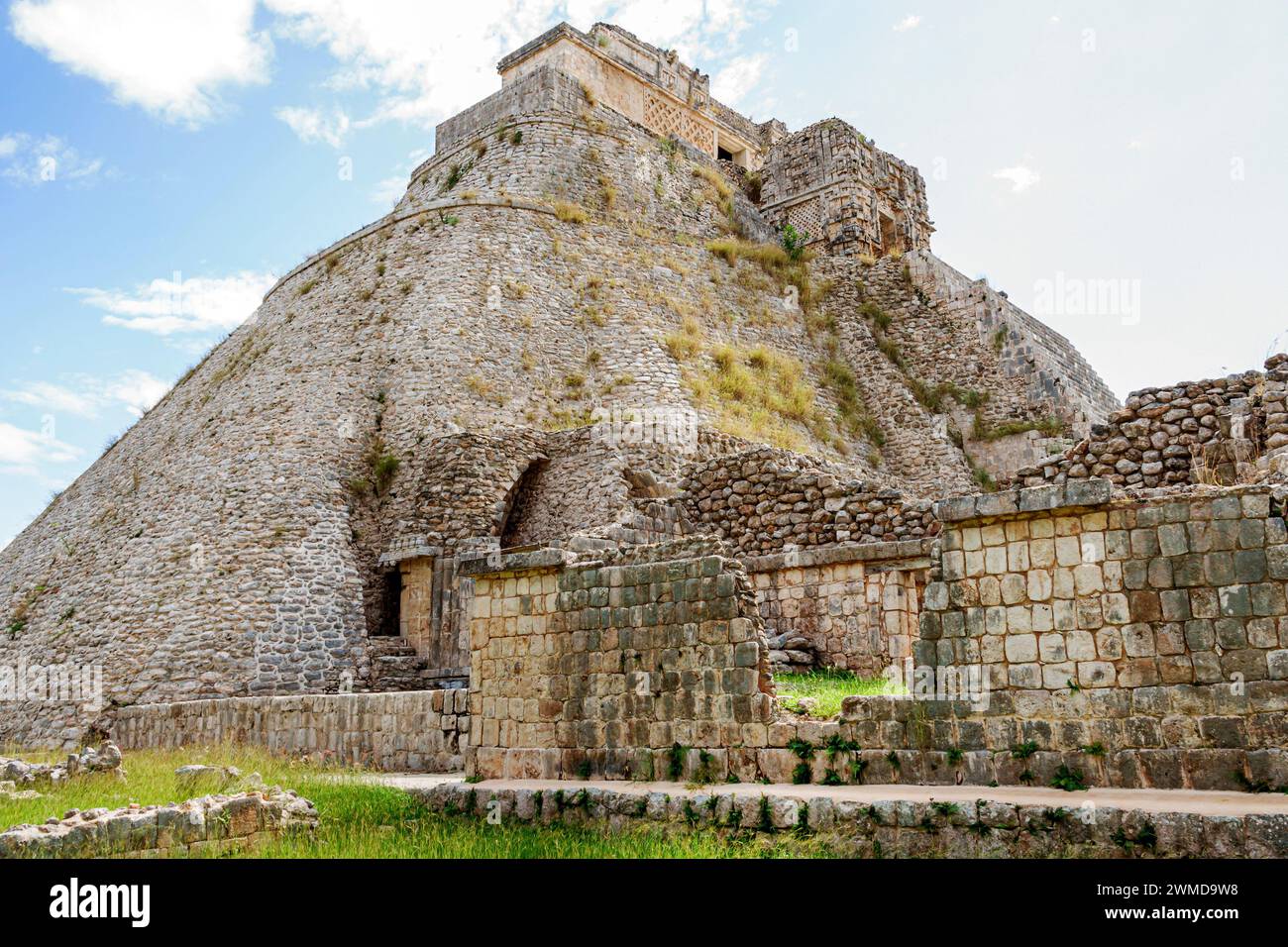 Merida Mexico, Puuc style Uxmal Archaeological zone site, Zona Arqueologica de Uxmal, ville maya classique, Pyramide de la pyramide Mésoaméricaine magicienne à pas Banque D'Images