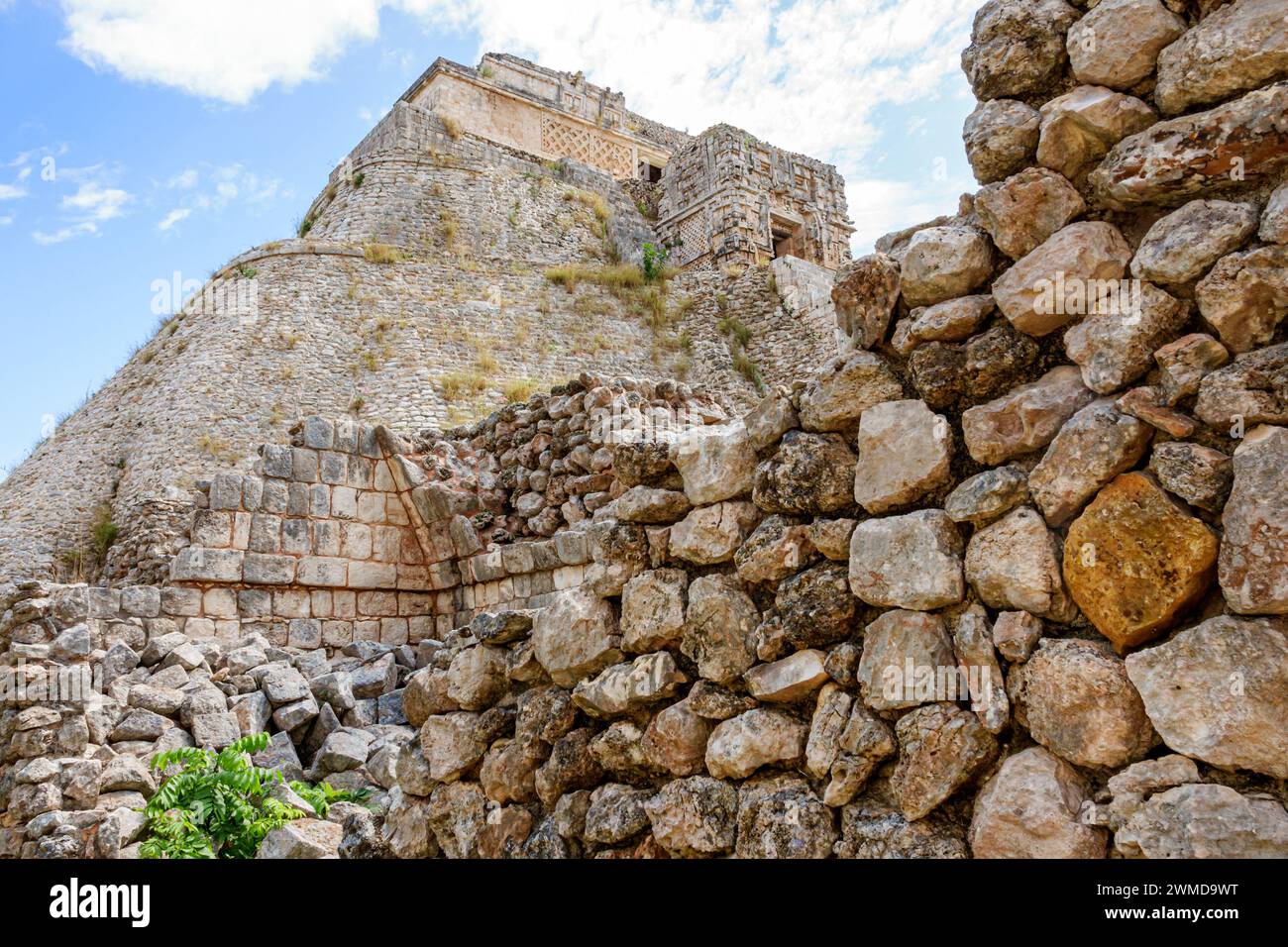 Merida Mexico, Puuc style Uxmal Archaeological zone site, Zona Arqueologica de Uxmal, ville maya classique, Pyramide de la pyramide Mésoaméricaine magicienne à pas Banque D'Images