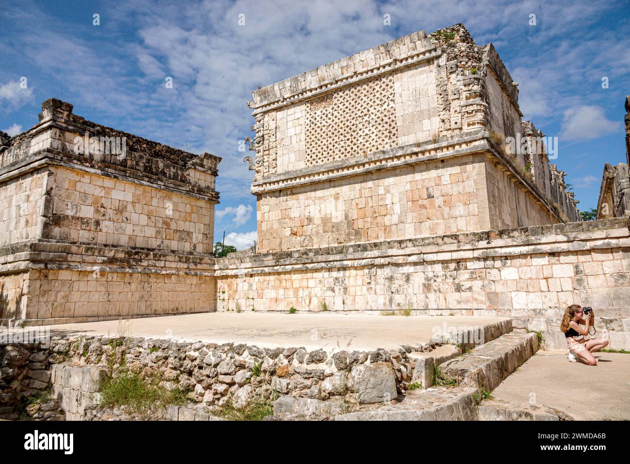 Merida Mexique, Puuc style Uxmal site archéologique zone, Zona Arqueologica de Uxmal, ville maya classique, calcaire, visiteur femme femme femme femme, adulte Banque D'Images