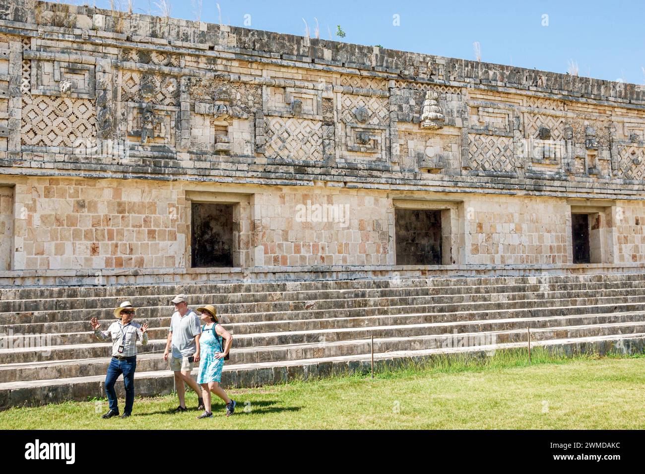 Merida Mexique, Puuc style Uxmal site archéologique, Zona Arqueologica de Uxmal, calcaire classique de la ville maya, visiteurs homme homme masculin, femme femme femme dame Banque D'Images