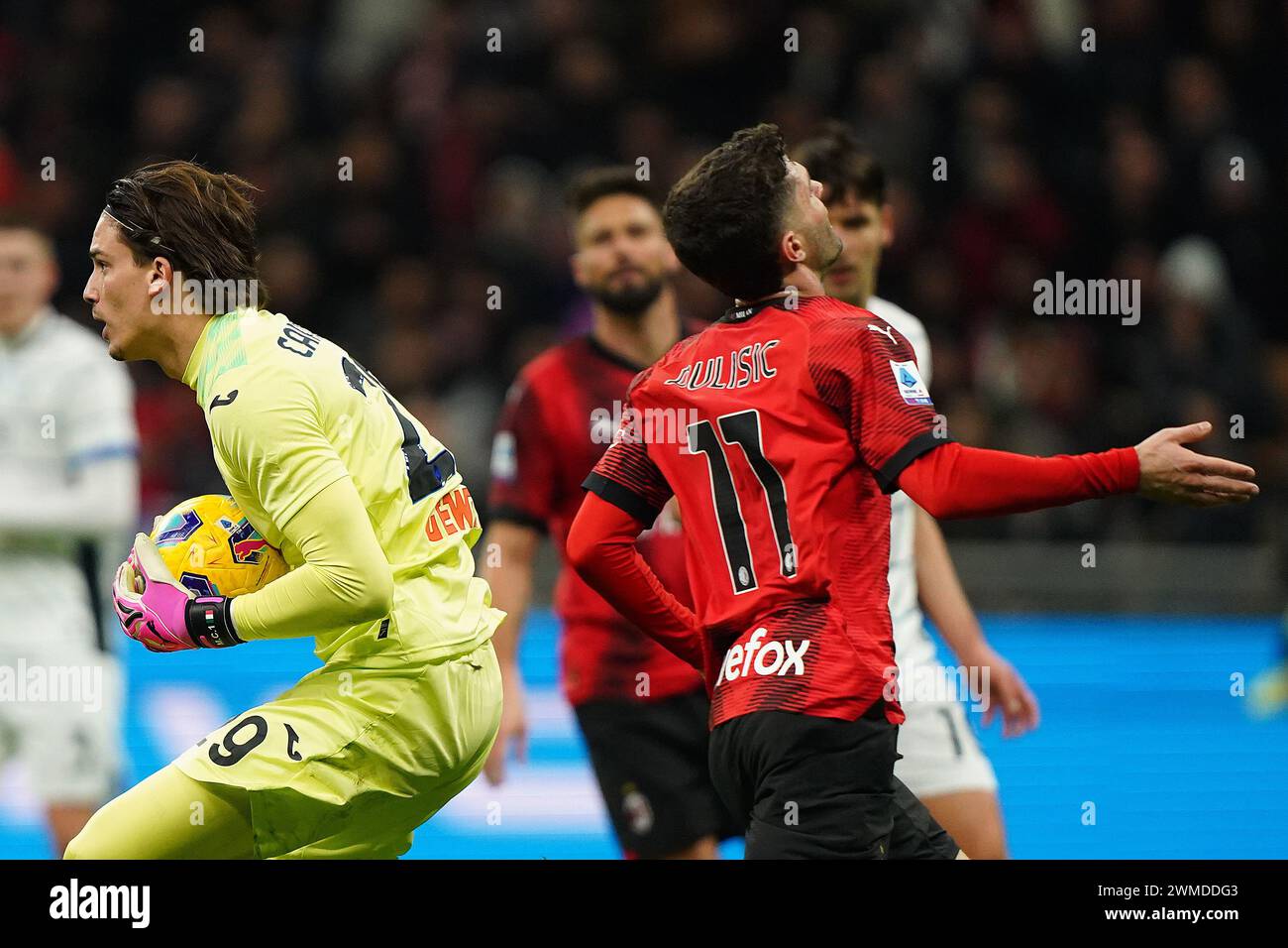 Milan, Italie. 06 janvier 2024. Foto Spada/LaPresse 25 febbraio 2024 - Milano, Italia - sport, calcio - Milan vs Atalanta - Campionato Italiano di calcio Serie A TIM 2023/2024 - Stadio San Siro. Nella foto : Marco Carnesecchi (Atalanta BC) ; Christian Pulisic (AC Milan) ; Febraury 25, 2024, 2024 Milan, Italie - sport, calcio - Milan vs Atalanta - Championnat italien de football Serie A 2023/2024 - stade San Siro. Sur la photo : Sead Kolasinac (Atalanta BC) ; Christian Pulisic (AC Milan) ; crédit : LaPresse/Alamy Live News Banque D'Images