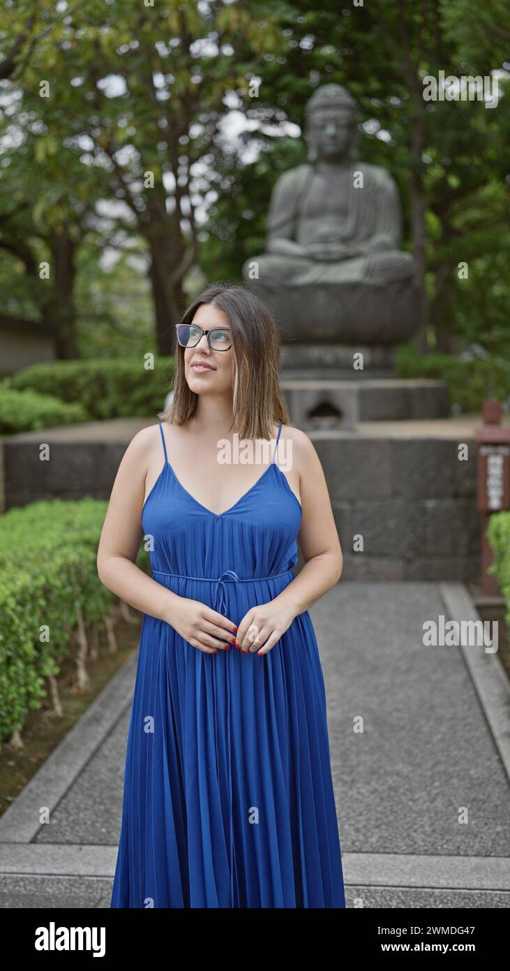 Joyeuse, belle femme hispanique avec des lunettes explorant joyeusement et admirant le majestueux temple senso-ji alors qu'elle se promène avec désinvolture, regardant autour de W. Banque D'Images