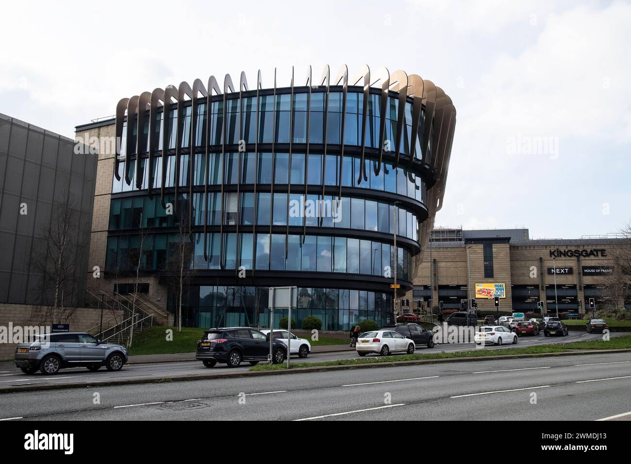Le bâtiment Oastler, à l'architecture remarquable, de l'Université de Huddersfield à Shore Head, vu de la route Wakefield pour un coût de 28 millions de livres sterling Banque D'Images