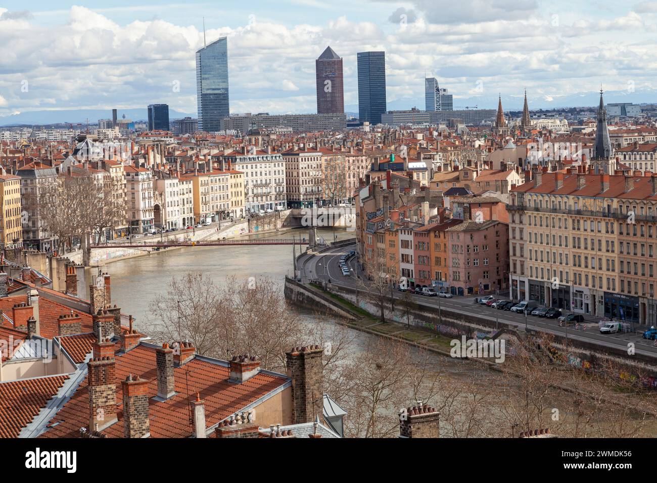 La rivière Saône et passerelle Saint-Vincent à Lyon, France. Banque D'Images