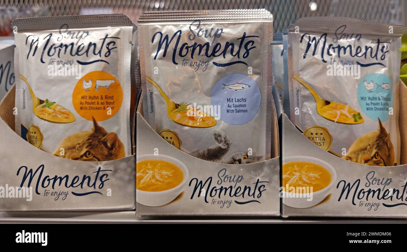 Moments paquets de nourriture pour chats dans une animalerie Banque D'Images