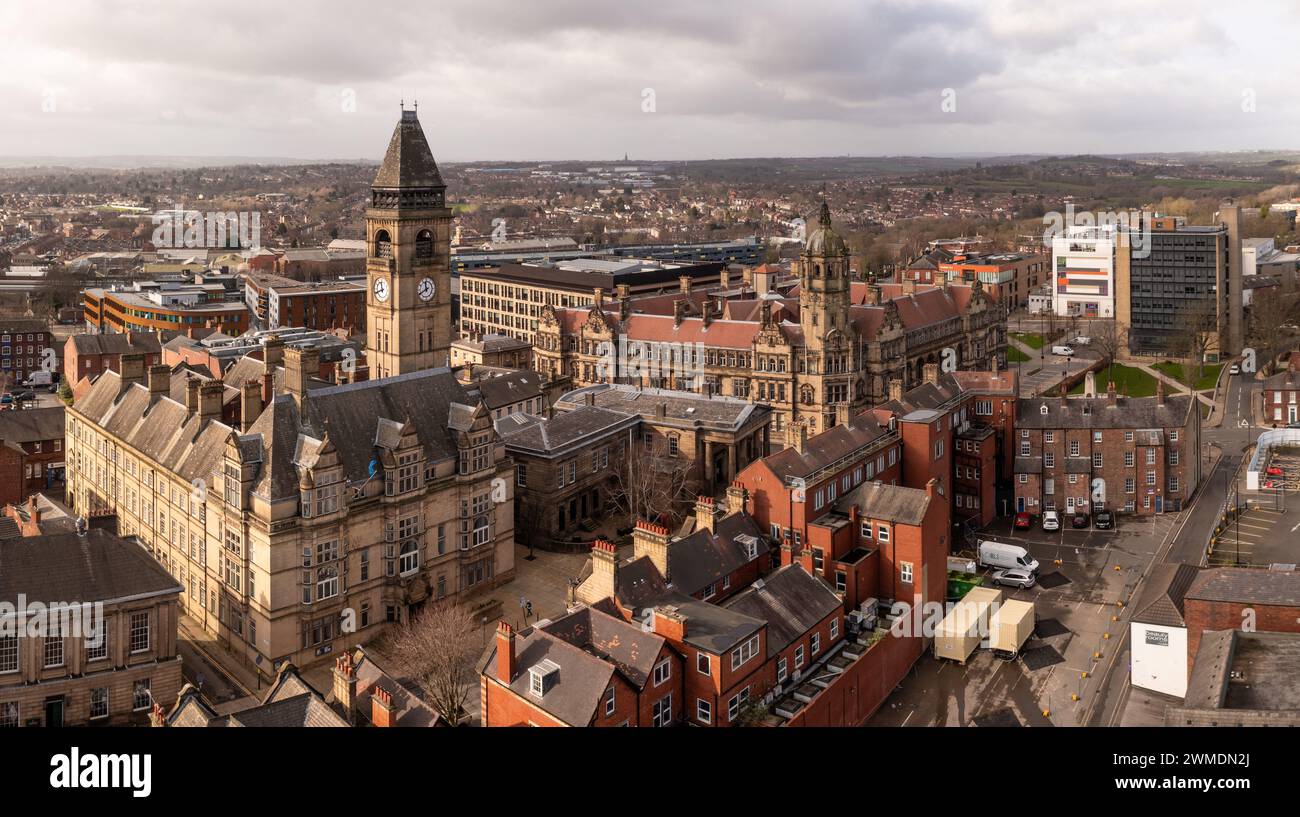 WAKEFIELD, WEST YORKSHIRE, ROYAUME-UNI - 19 FÉVRIER 2024. Paysage panoramique aérien de l'hôtel de ville historique de Wakefield et des bâtiments de la mairie du comté dans une ville Banque D'Images