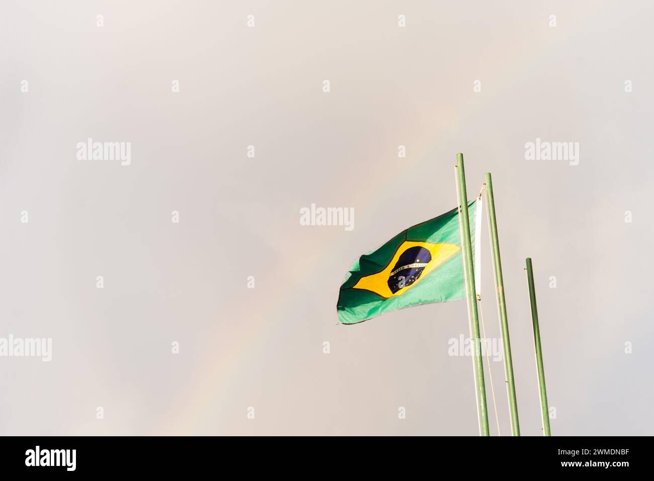 Salvador, Bahia, Brésil - 27 août 2022 : vue du drapeau brésilien volant dans le vent. Salvador, Brésil. Banque D'Images