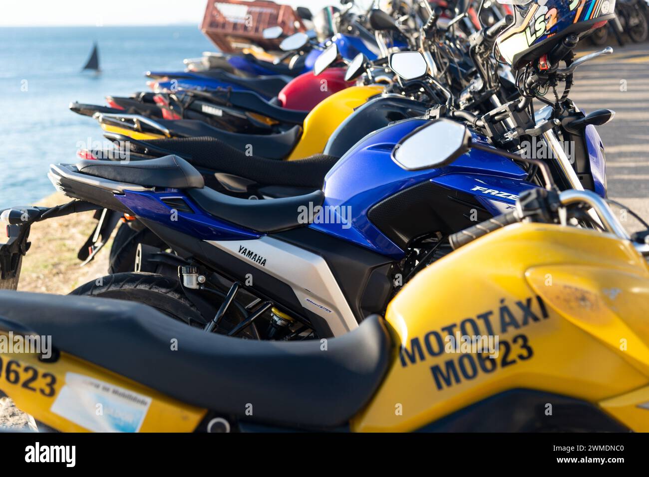 Salvador, Bahia, Brésil - 21 octobre 2023 : des dizaines de motos sont vues stationnées à Porto da Barra dans la ville de Salvador, Bahia. Banque D'Images