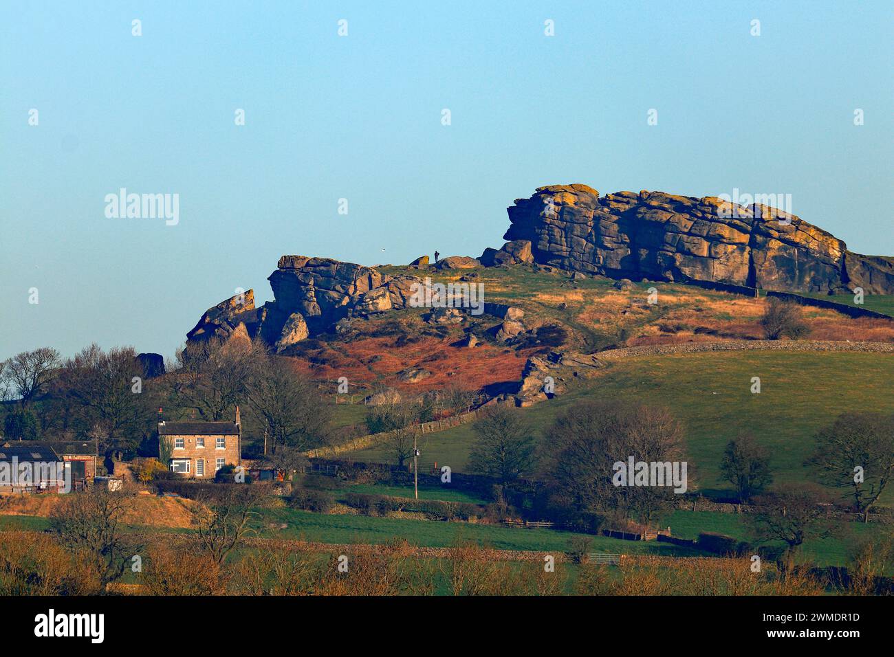 Un plan lointain d'Almscliffe Crag près de Harrogate, Yorkshire du Nord, Royaume-Uni Banque D'Images