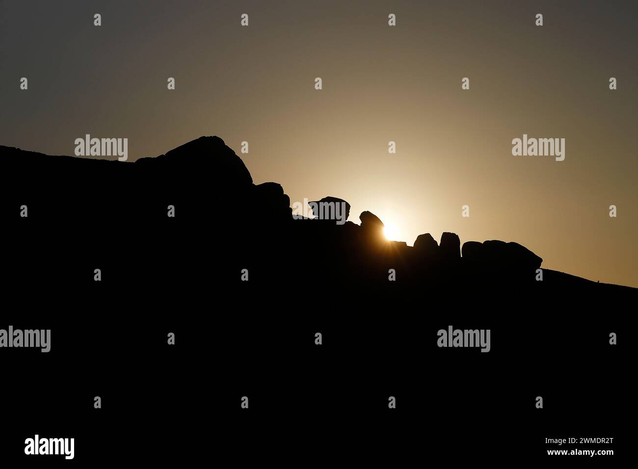 Silhouettes de Almscliffe Crag au lever du soleil près de Harrogate, North Yorkshire, UK Banque D'Images