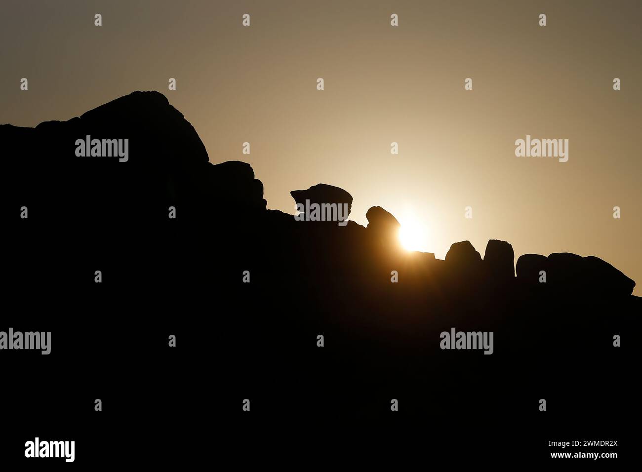 Silhouettes de Almscliffe Crag au lever du soleil près de Harrogate, North Yorkshire, UK Banque D'Images
