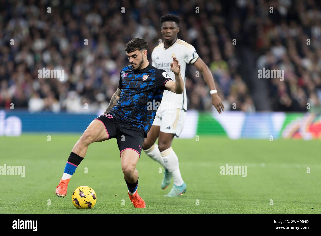 MADRID, ESPAGNE - FÉVRIER 25 : Isaac Romero de Séville contrôle le ballon lors du match de la liga 2023/24 entre le Real Madrid et Séville au stade Santiago Bernabeu. Crédit : Guille Martinez/AFLO/Alamy Live News Banque D'Images