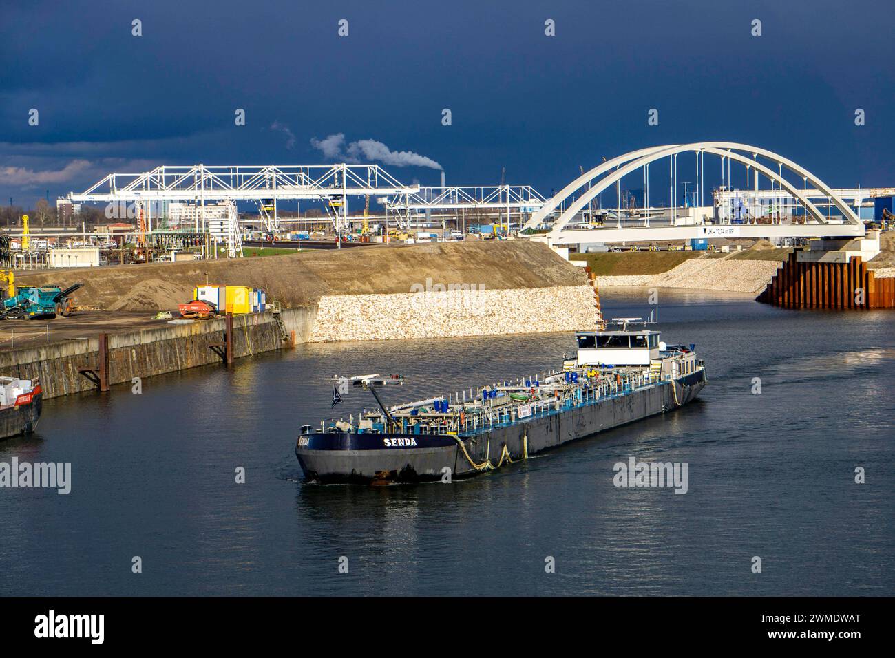 DAS Duisburg Gateway terminal, neuer, trimodaler Umschlagplatz für Container im duisport, Binnenhafen Duisburg-Ruhrort, noch im Bau, kurz vor der Fertigstellung, auf der ehemaligen Kohleninsel, 235,000 m2 Fläche für, soll mit Wasserstoff Klimaneutral betrieben werden, NRW, Deutschland, Duisburg Gateway terminal *** point de transbordement trimodal pour conteneurs dans duisport, port intérieur de Duisburg Ruhrort, encore en construction, peu avant l'achèvement, sur l'ancienne île charbonnière, superficie de 235 000 m2 pour, être exploité de manière climatiquement neutre avec de l'hydrogène, NRW, allemand Banque D'Images