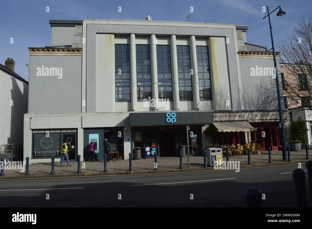 Ancien bâtiment Tivoli à Mumbles, maintenant magasin d'alimentation coopératif et magasin de café Barker. 19 février 2024. Banque D'Images