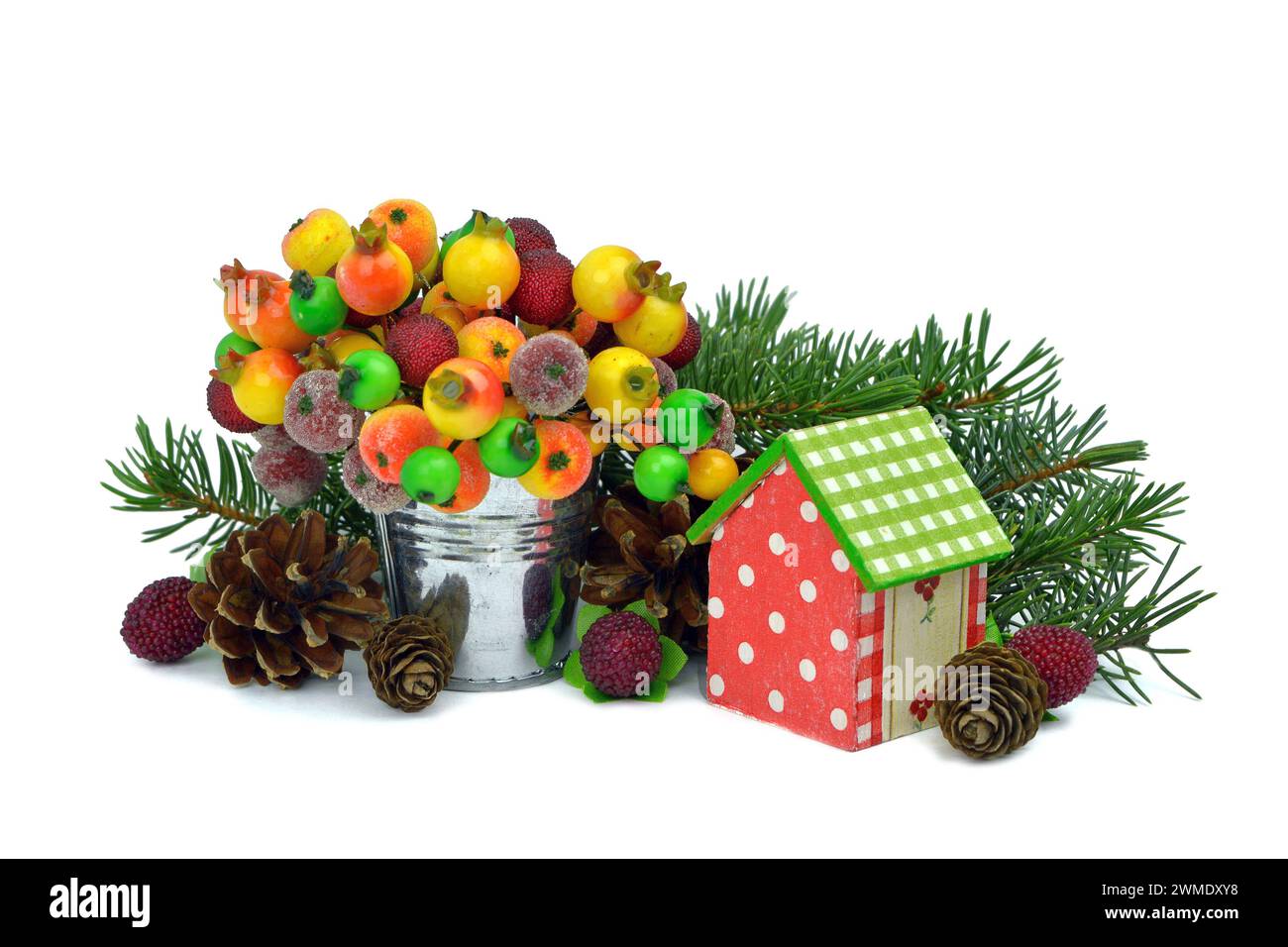 Composition de Noël : baies congelées, jouets faits main, cônes, sphères. Isolé sur fond blanc.branches d'épinette et guirlandes. Banque D'Images