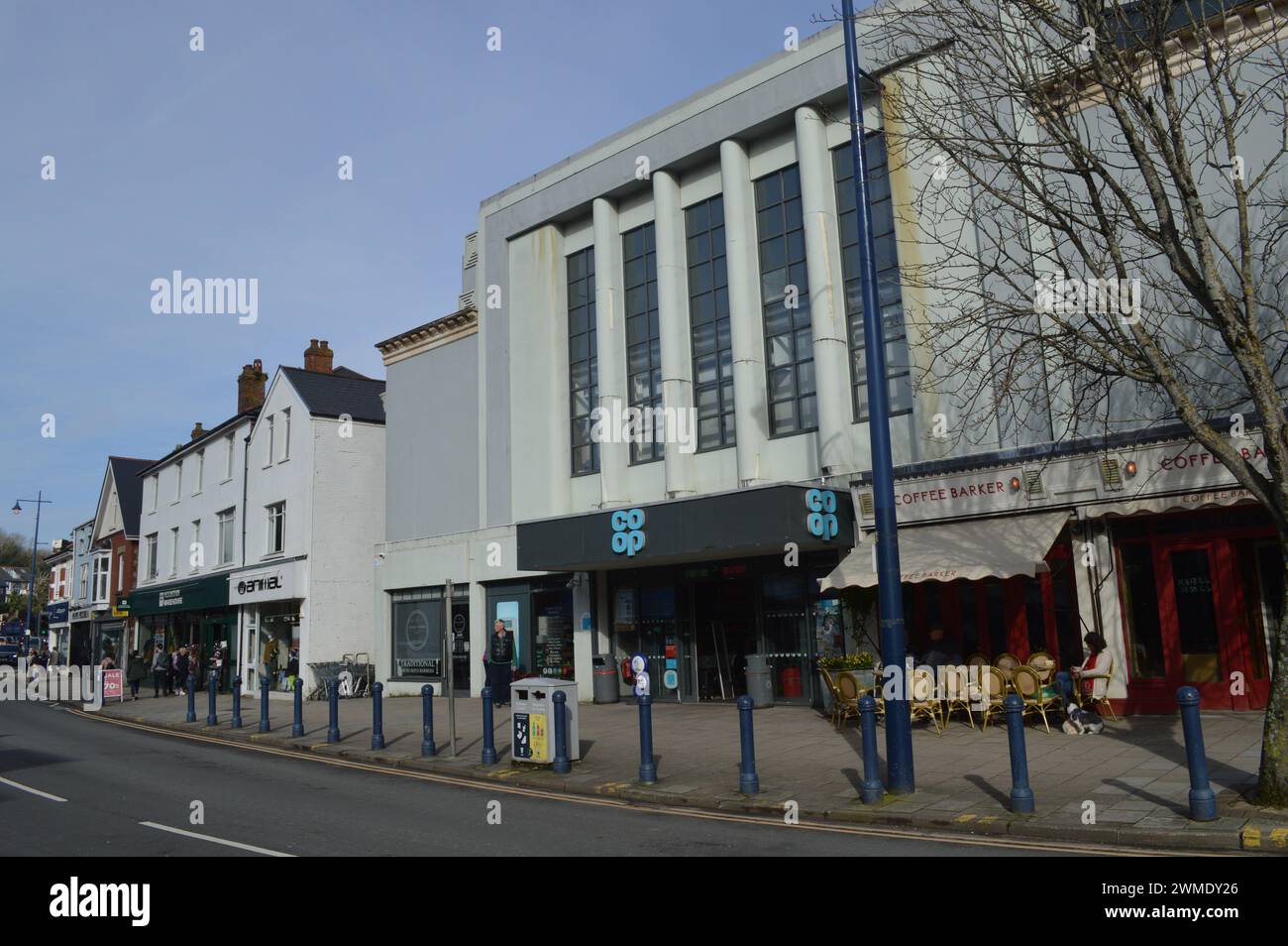 Ancien bâtiment Tivoli à Mumbles, maintenant magasin d'alimentation coopératif et magasin de café Barker. 19 février 2024. Banque D'Images