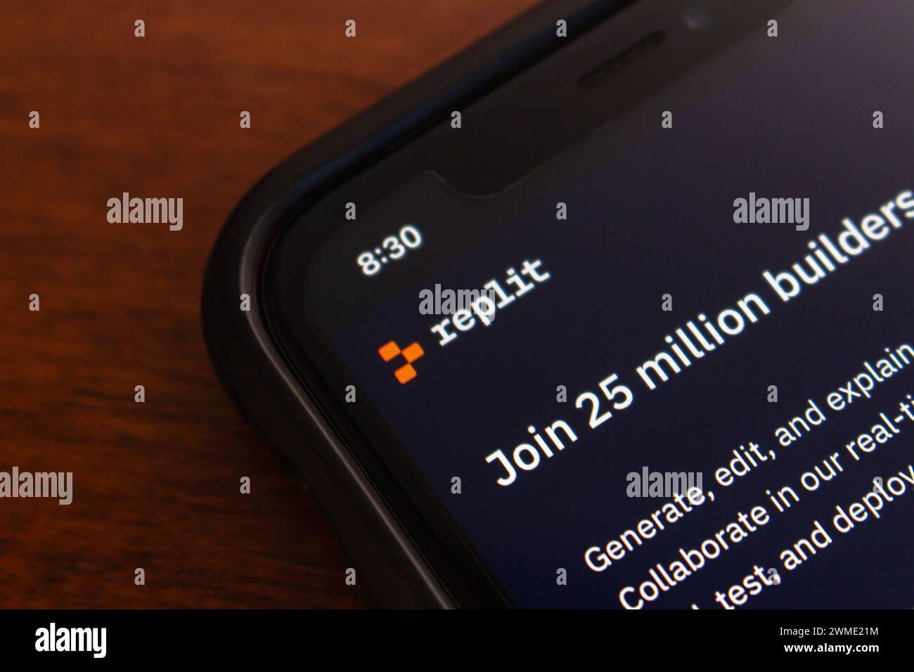 Site Web Replit vu sur l'écran de l'iPhone. Replit (anciennement Repl.it) est une start-up américaine et un environnement de développement intégré en ligne. Banque D'Images