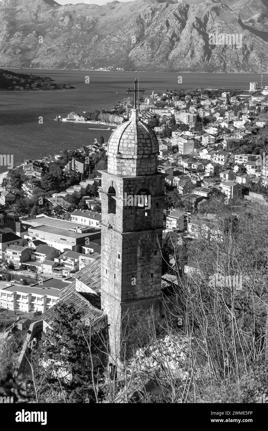 Kotor, Montenegro - 14 fév 2024 : L'église notre-Dame de Remedy sur la pente de la Montagne John au-dessus de la vieille ville de Kotor, Monténégro. Banque D'Images