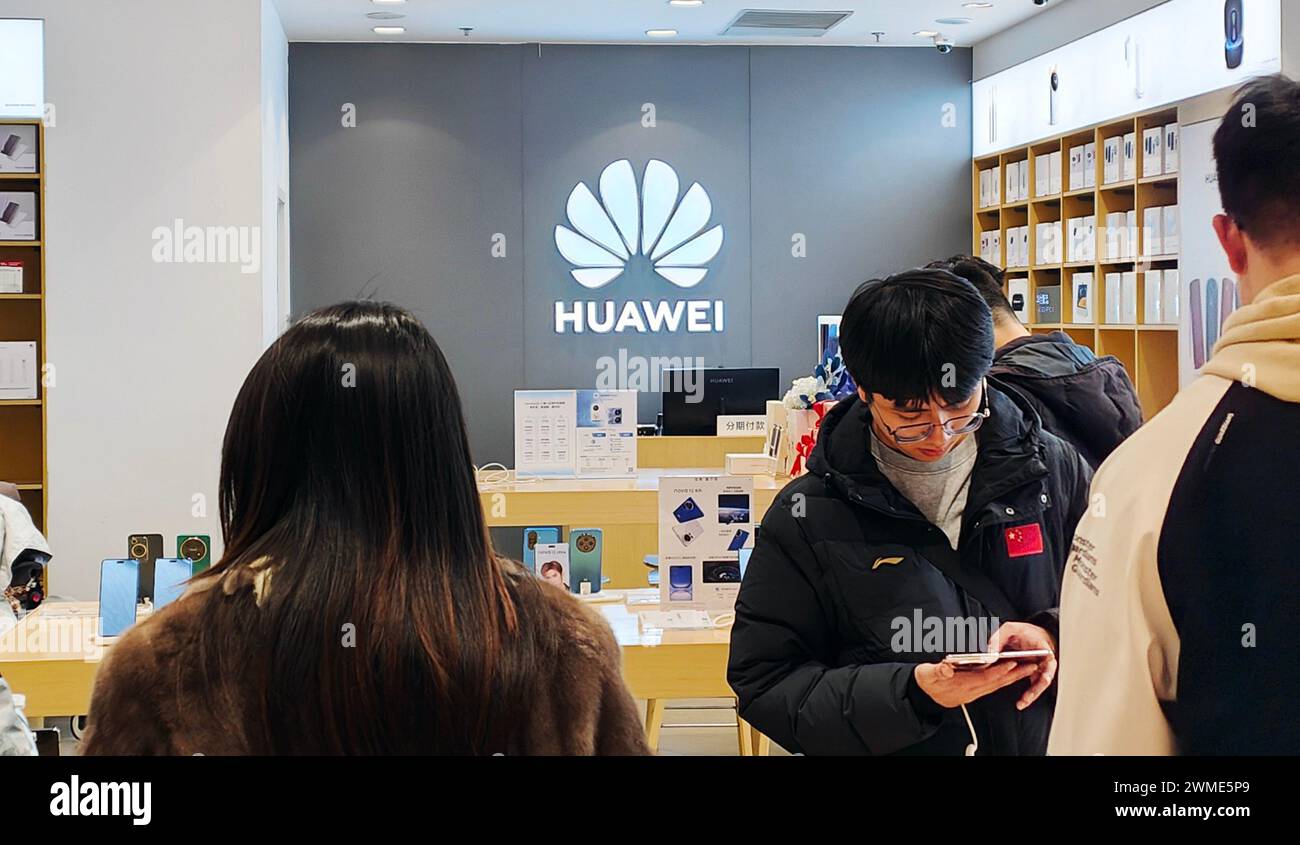 SHANGHAI, CHINE - 25 FÉVRIER 2024 - les clients découvrent Pocket 2, le téléphone pliable phare de nouvelle génération de Huawei dans un magasin Huawei à Shanghai, CH Banque D'Images