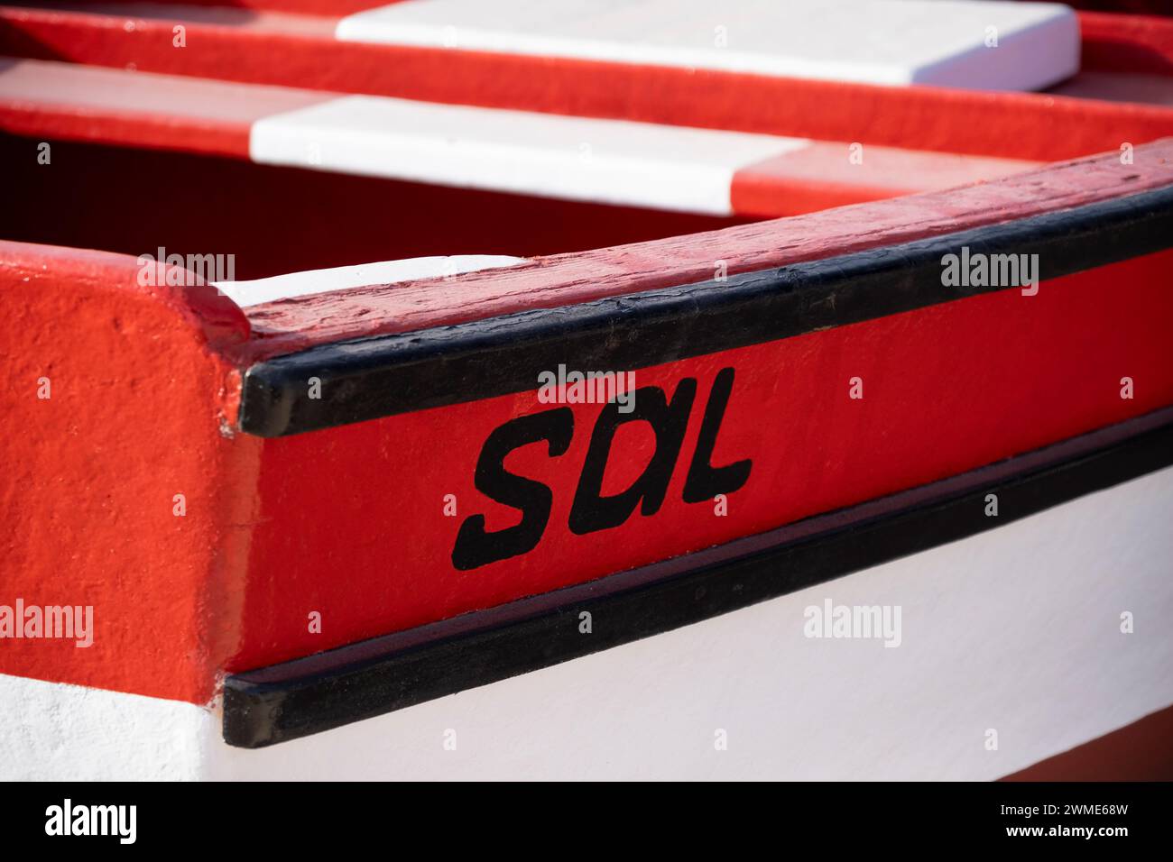 Détail de bateau de pêche rouge et blanc avec Sal peint sur la coque, Santa Maria, Sal, Îles du Cap Vert, Afrique Banque D'Images