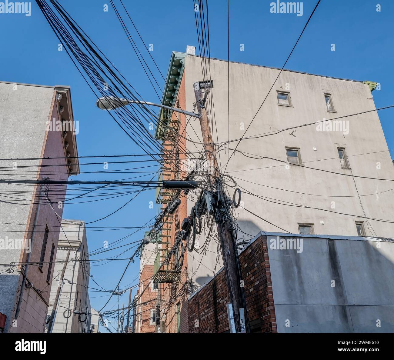 HOBOKEN, N.J. – 24 février 2024 : des fils électriques sont vus dans une ruelle à Hoboken, New Jersey. Banque D'Images